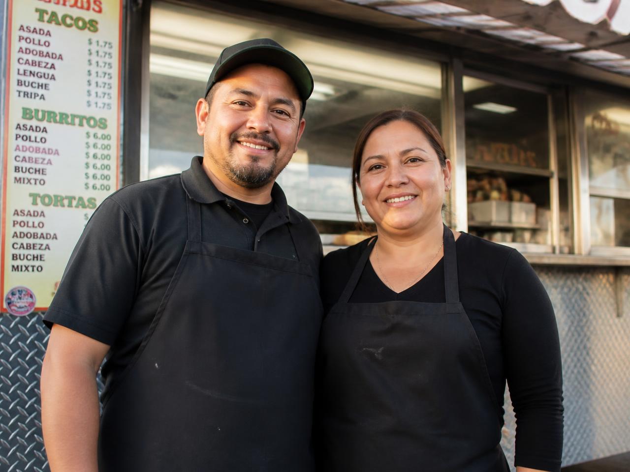 Pareja latina dueña de un pequeño negocio de comida en Estados Unidos