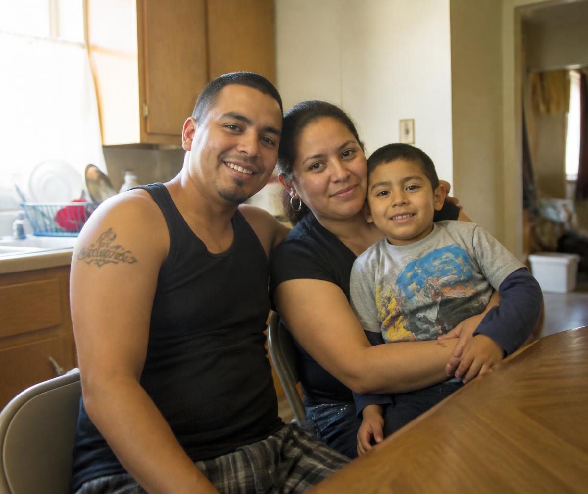 Familia latina en su hogar en Estados Unidos